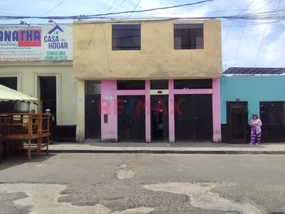 Venta De Casa Como Terreno – Zona Comercial De Barrios Altos