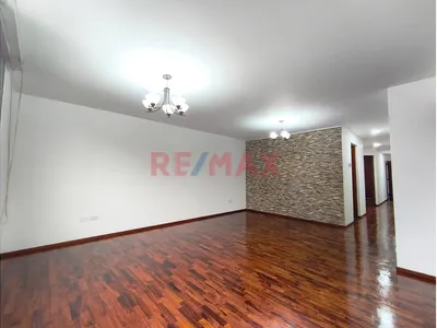 🏡 ¡Vive En Una Ubicación Privilegiada - Av. Benavides - Surco!