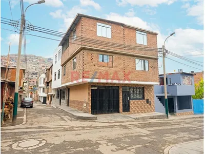 ¡Casa En Esquina En Venta En Sjl! 3 Niveles, Cochera/Negocio Y Gas Natural | Santa Rosa Del Sauce