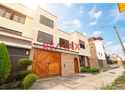 Vendo Hermosa Y Amplia Casa En La Molina 🏡🏡