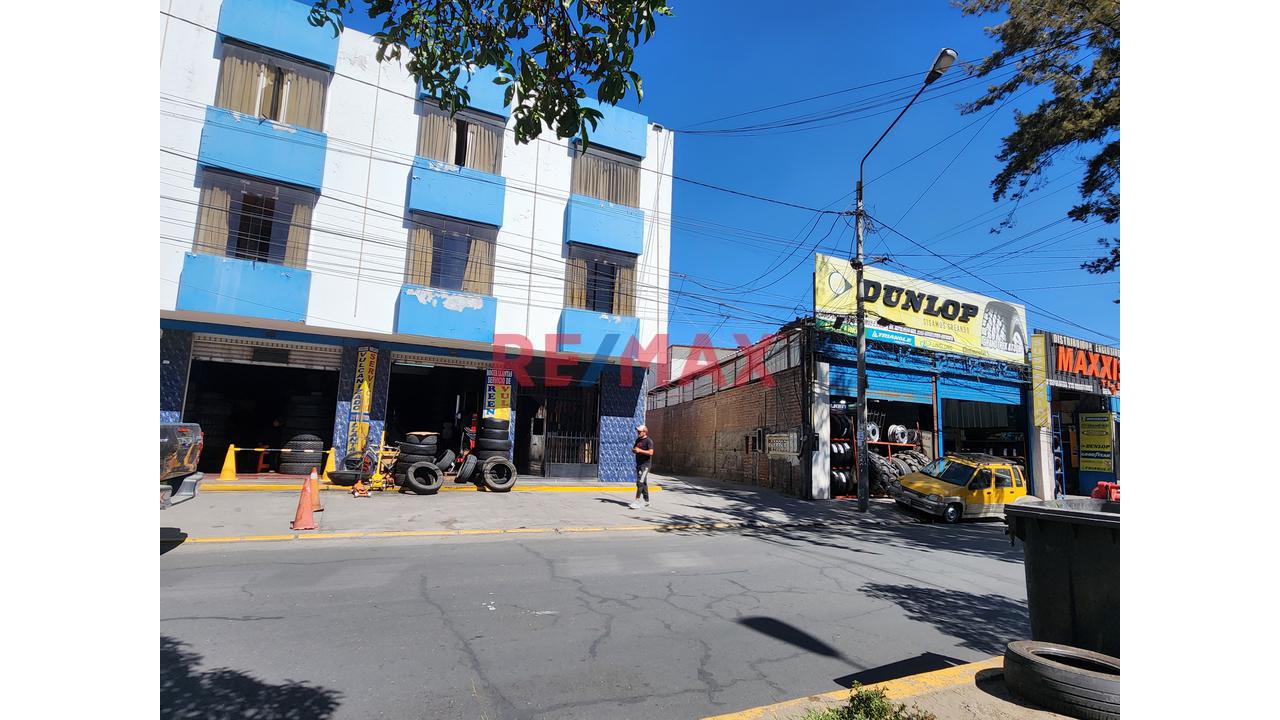 Casa En Interior Con Ingreso De Carro Para 6 Cocheras A 1 Cuadra Del Tablon Y A 1 Cuadra Av Mariscal Castilla, Miraflores