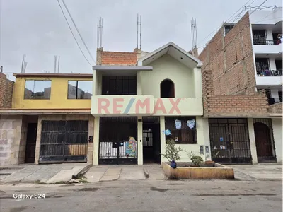Alquiler De Amplia Casa Familiar De 2 Pisos Con Cochera Y Seguridad – Urb. San Diego, Smp