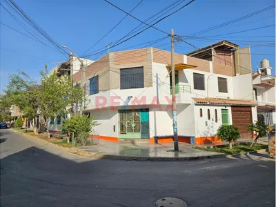 Venta De Casa En Esquina Frente A Parque A Una Cuadra De La Av. Villarreal