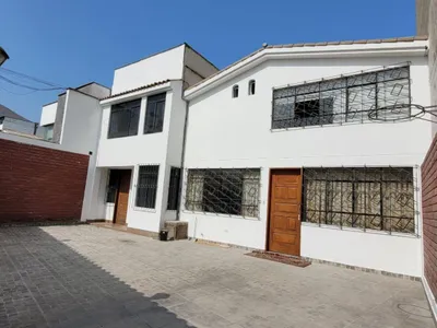Venta de Casa en Santiago de Surco - Lima 5 Dormitorios